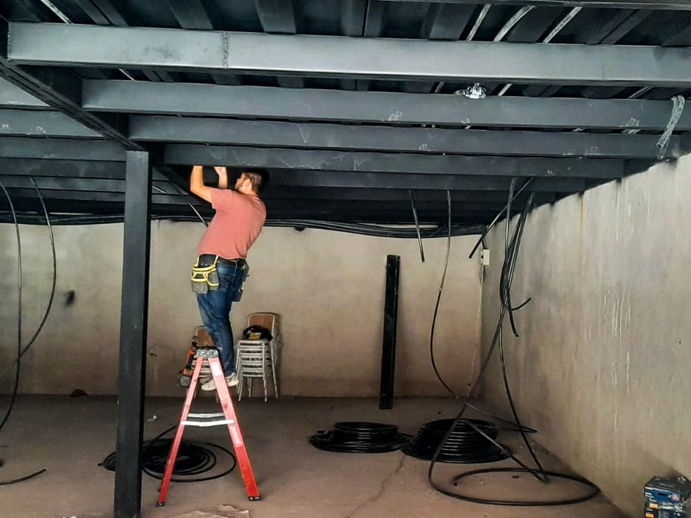 Construcción de local comercial para farmacia "Cruz Azul" en la ciudad de cuenca, Ecuador. Plaza Roma