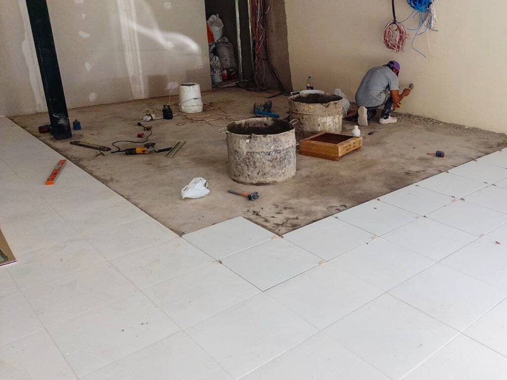 Construcción de local comercial para farmacia "Cruz Azul" en la ciudad de cuenca, Ecuador. Plaza Roma