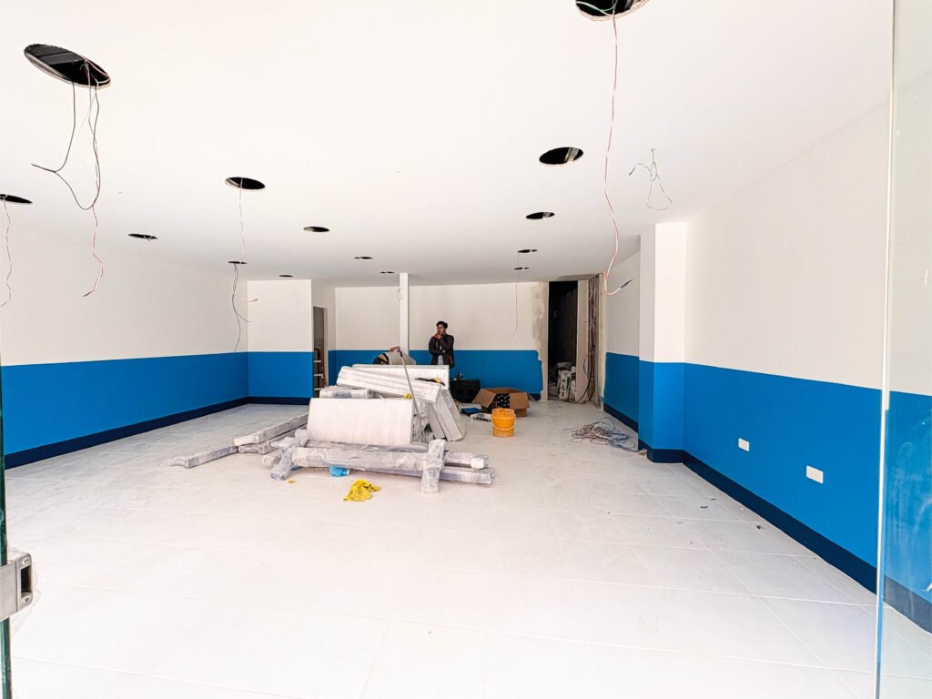 Construcción de local comercial para farmacia "Cruz Azul" en la ciudad de cuenca, Ecuador. Plaza Roma