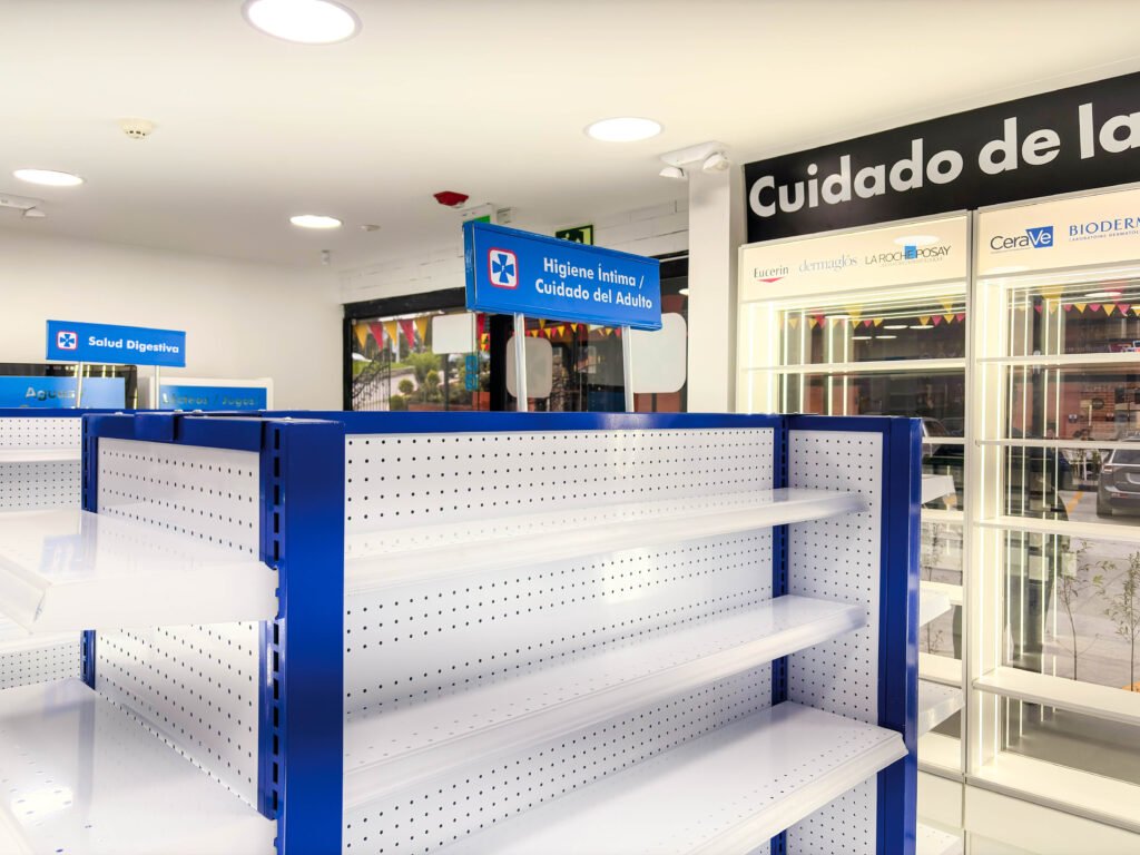 Construcción de local comercial para farmacia "Cruz Azul" en la ciudad de cuenca, Ecuador. Plaza Roma