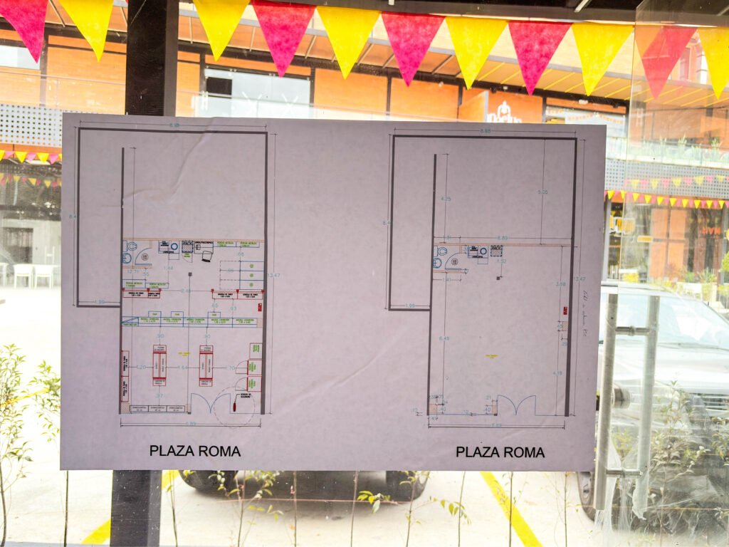 Construcción de local comercial para farmacia "Cruz Azul" en la ciudad de cuenca, Ecuador. Plaza Roma