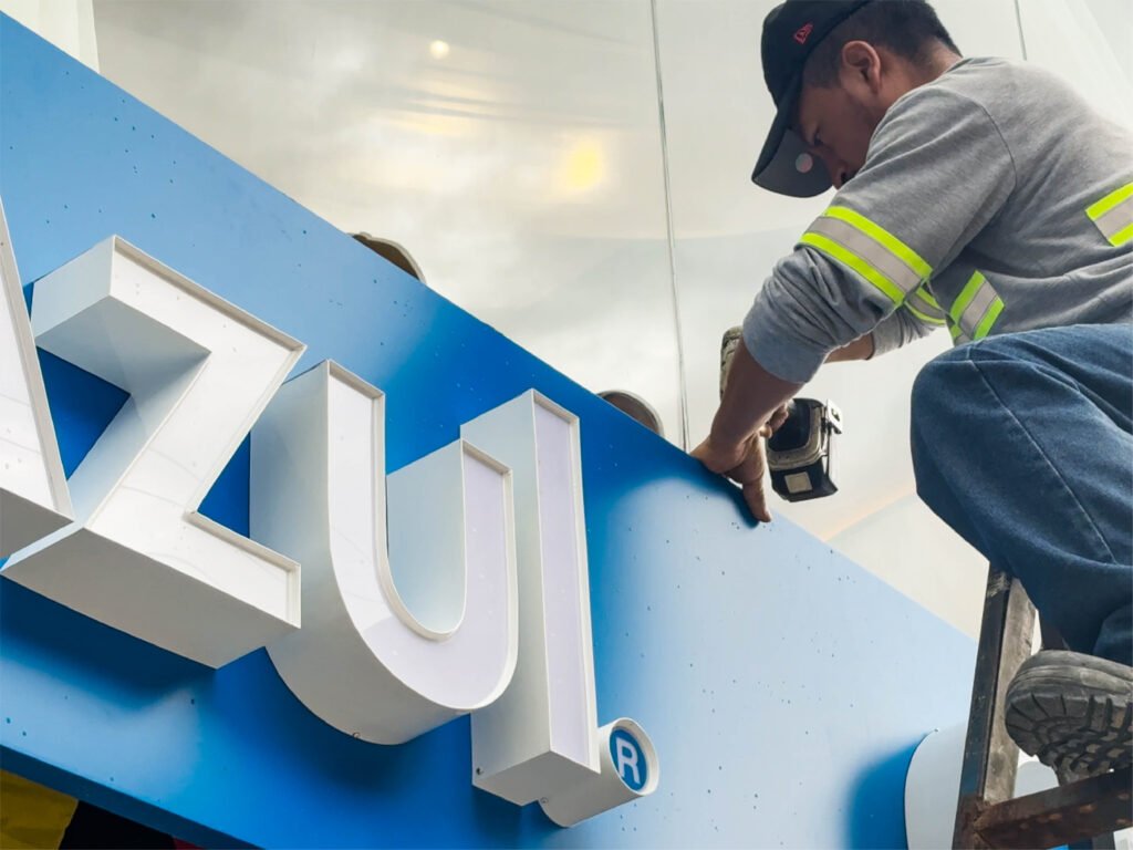 Construcción de local comercial para farmacia "Cruz Azul" en la ciudad de cuenca, Ecuador. Plaza Roma