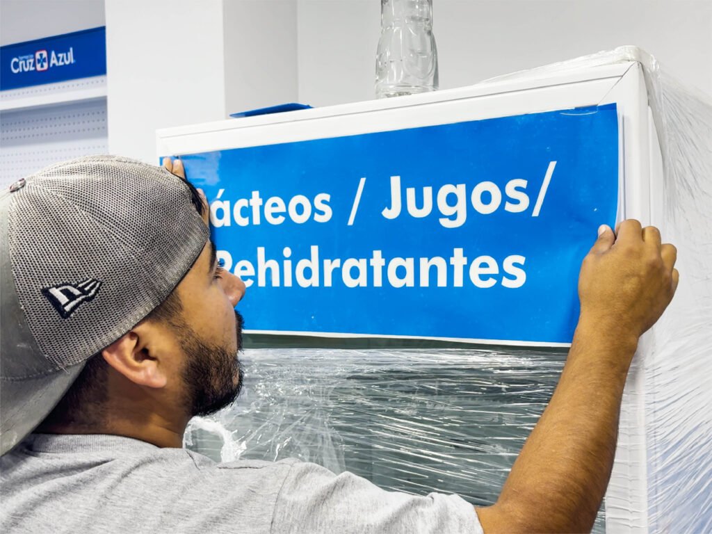 Construcción de local comercial para farmacia "Cruz Azul" en la ciudad de cuenca, Ecuador. Plaza Roma