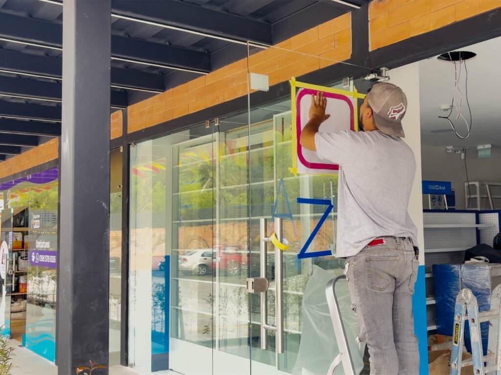 Construcción de local comercial para farmacia "Cruz Azul" en la ciudad de cuenca, Ecuador. Plaza Roma