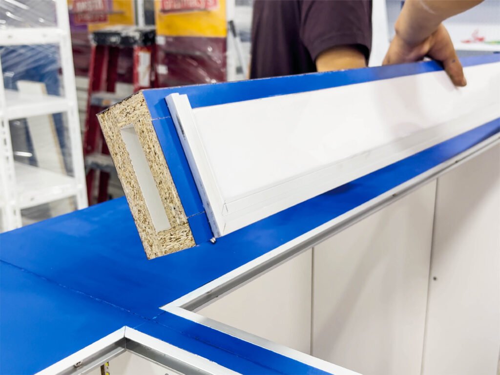 Construcción de local comercial para farmacia "Cruz Azul" en la ciudad de cuenca, Ecuador. Plaza Roma