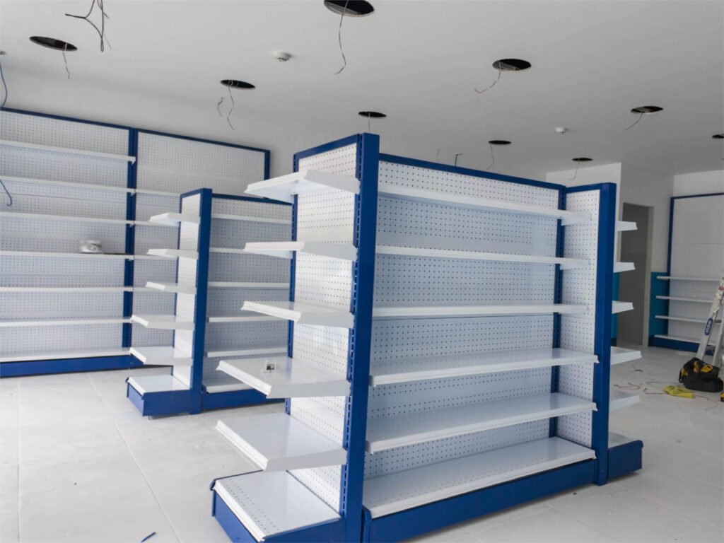 Construcción de local comercial para farmacia "Cruz Azul" en la ciudad de cuenca, Ecuador. Plaza Roma