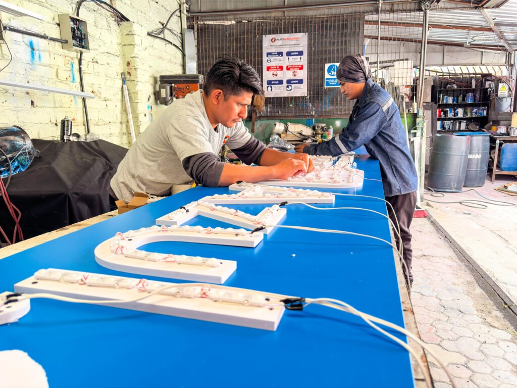 Construcción de local comercial para farmacia "Cruz Azul" en la ciudad de cuenca, Ecuador. Plaza Roma