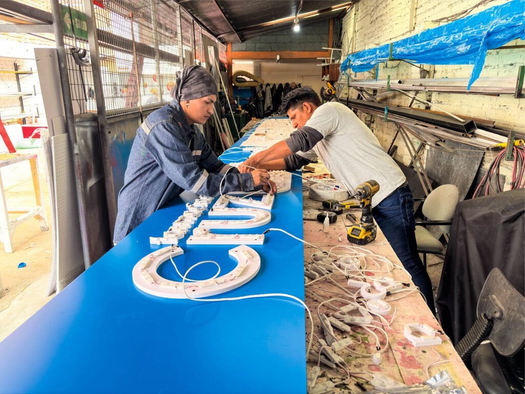 Construcción de local comercial para farmacia "Cruz Azul" en la ciudad de cuenca, Ecuador. Plaza Roma