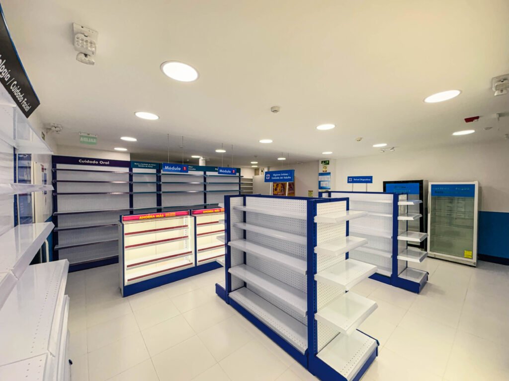 Construcción de local comercial para farmacia "Cruz Azul" en la ciudad de cuenca, Ecuador. Plaza Roma