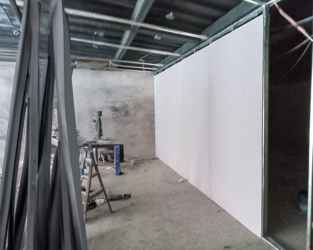 Construcción de local comercial para farmacia "Cruz Azul" en la ciudad de cuenca, Ecuador. Plaza Roma