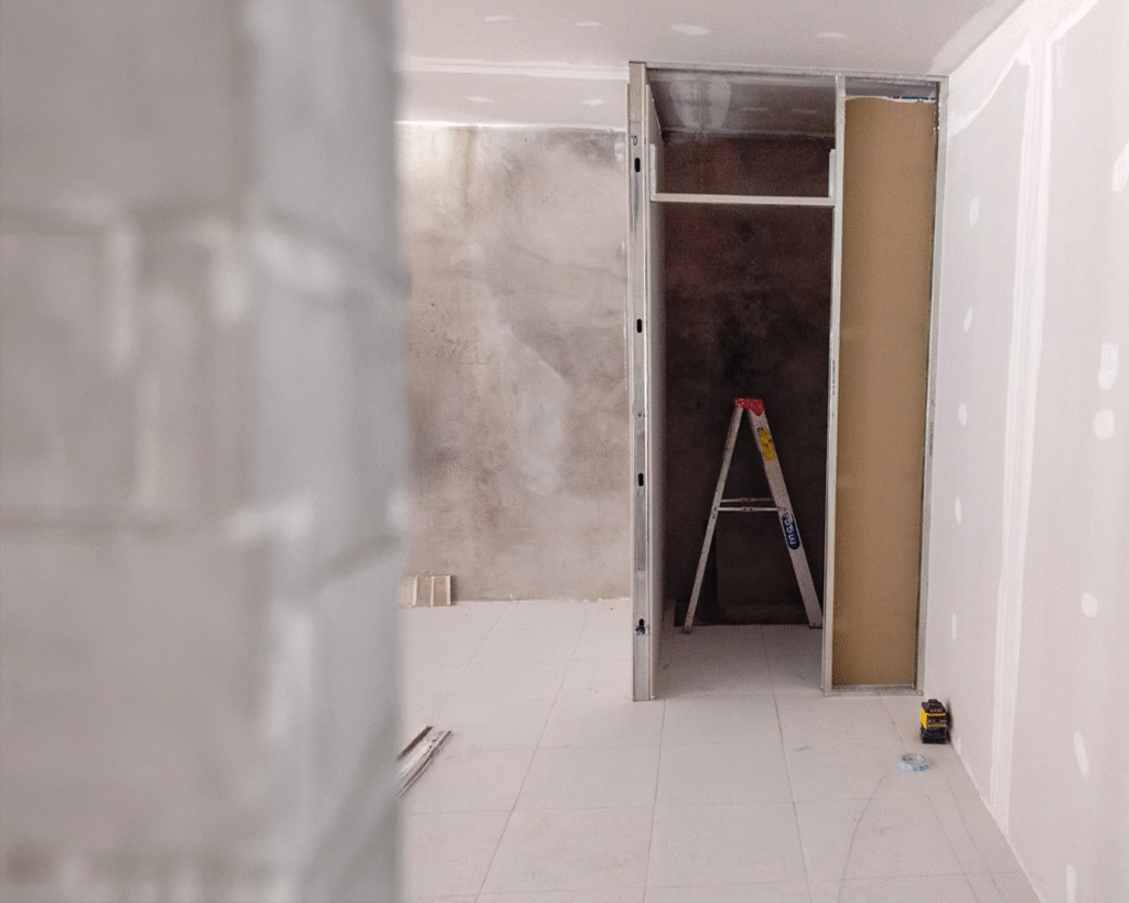 Construcción de local comercial para farmacia "Cruz Azul" en la ciudad de cuenca, Ecuador. Plaza Roma